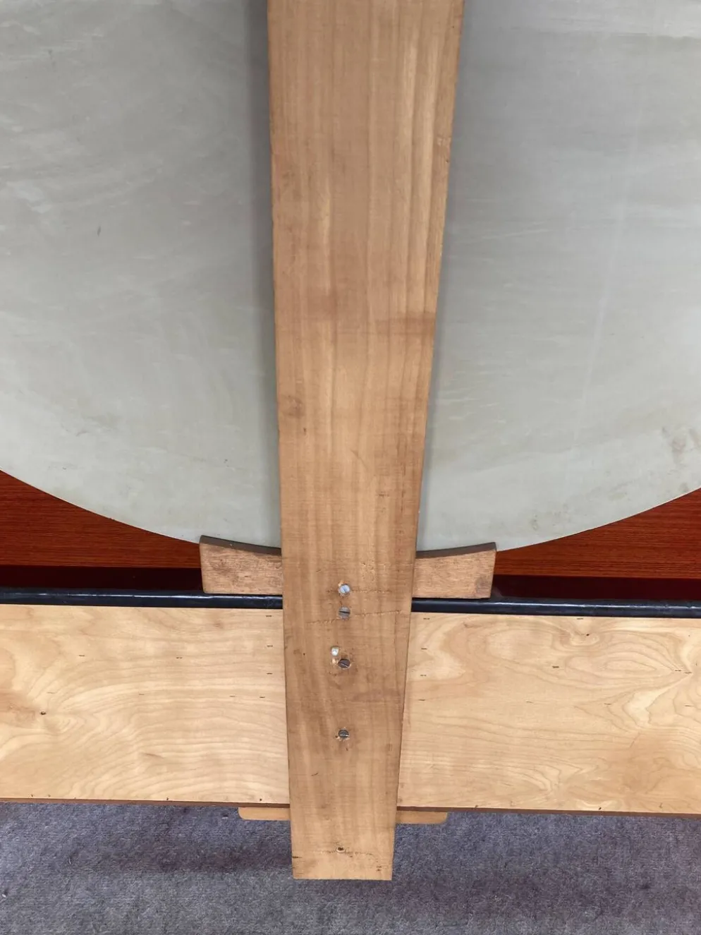 Coiffeuse scandinave en teck avec un grand miroir rond