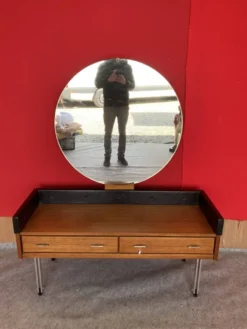 Coiffeuse scandinave en teck avec un grand miroir rond