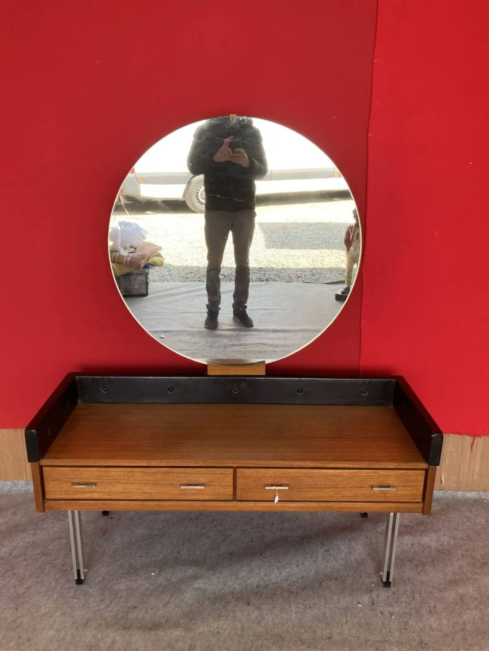 Coiffeuse scandinave en teck avec un grand miroir rond