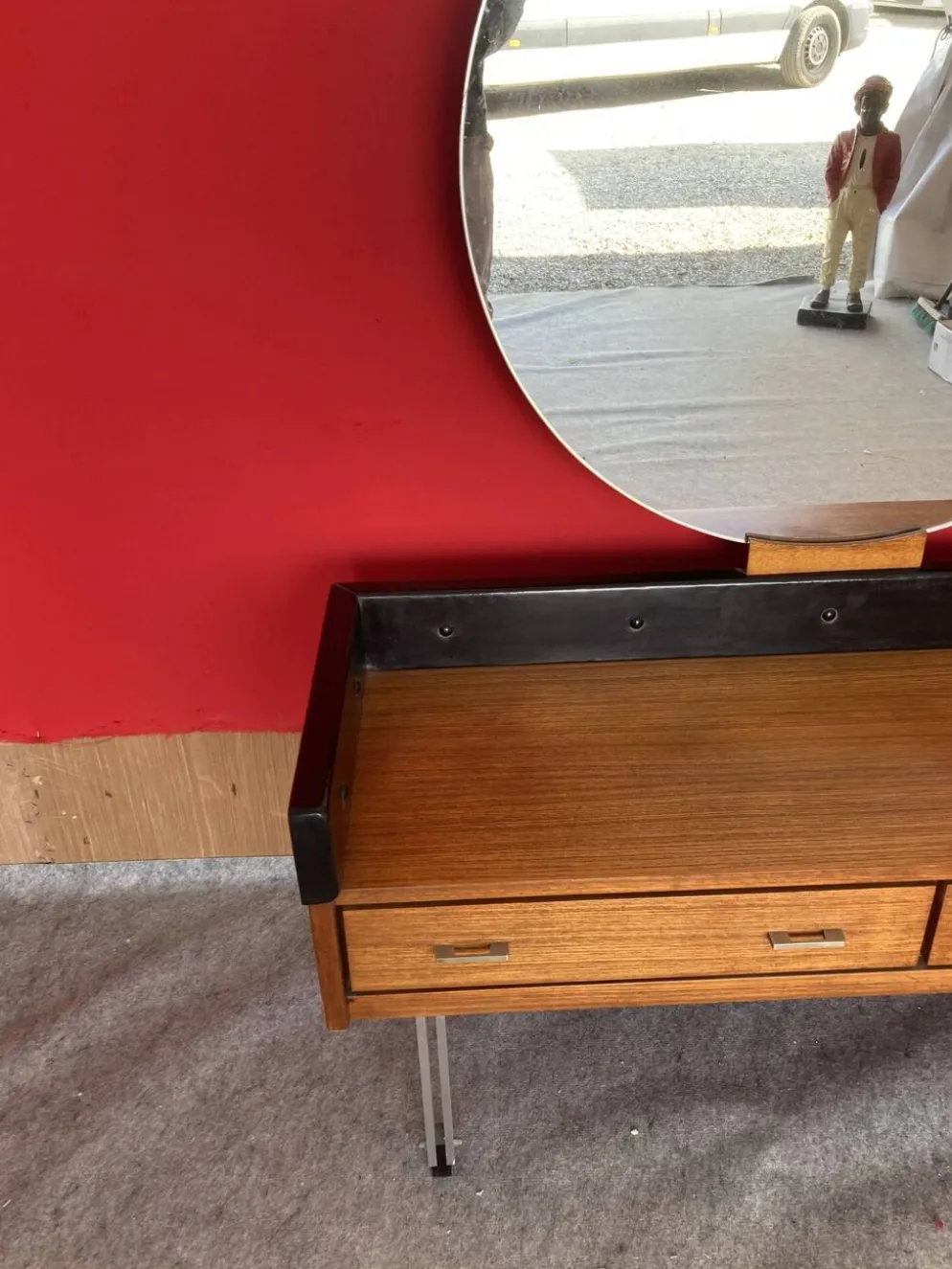 Coiffeuse scandinave en teck avec un grand miroir rond