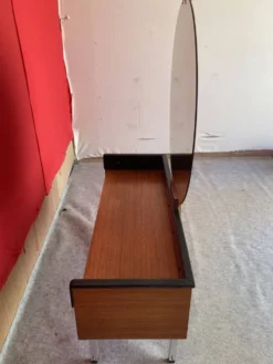 Coiffeuse scandinave en teck avec un grand miroir rond