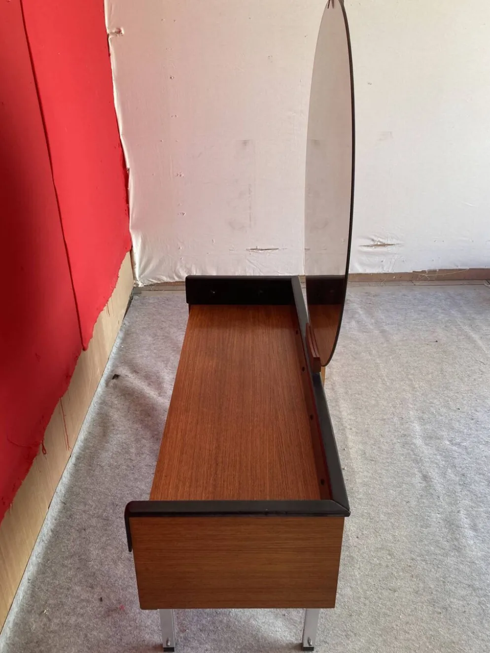 Coiffeuse scandinave en teck avec un grand miroir rond