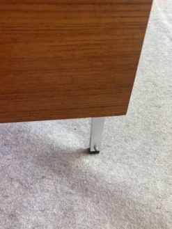 Coiffeuse scandinave en teck avec un grand miroir rond