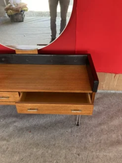 Coiffeuse scandinave en teck avec un grand miroir rond