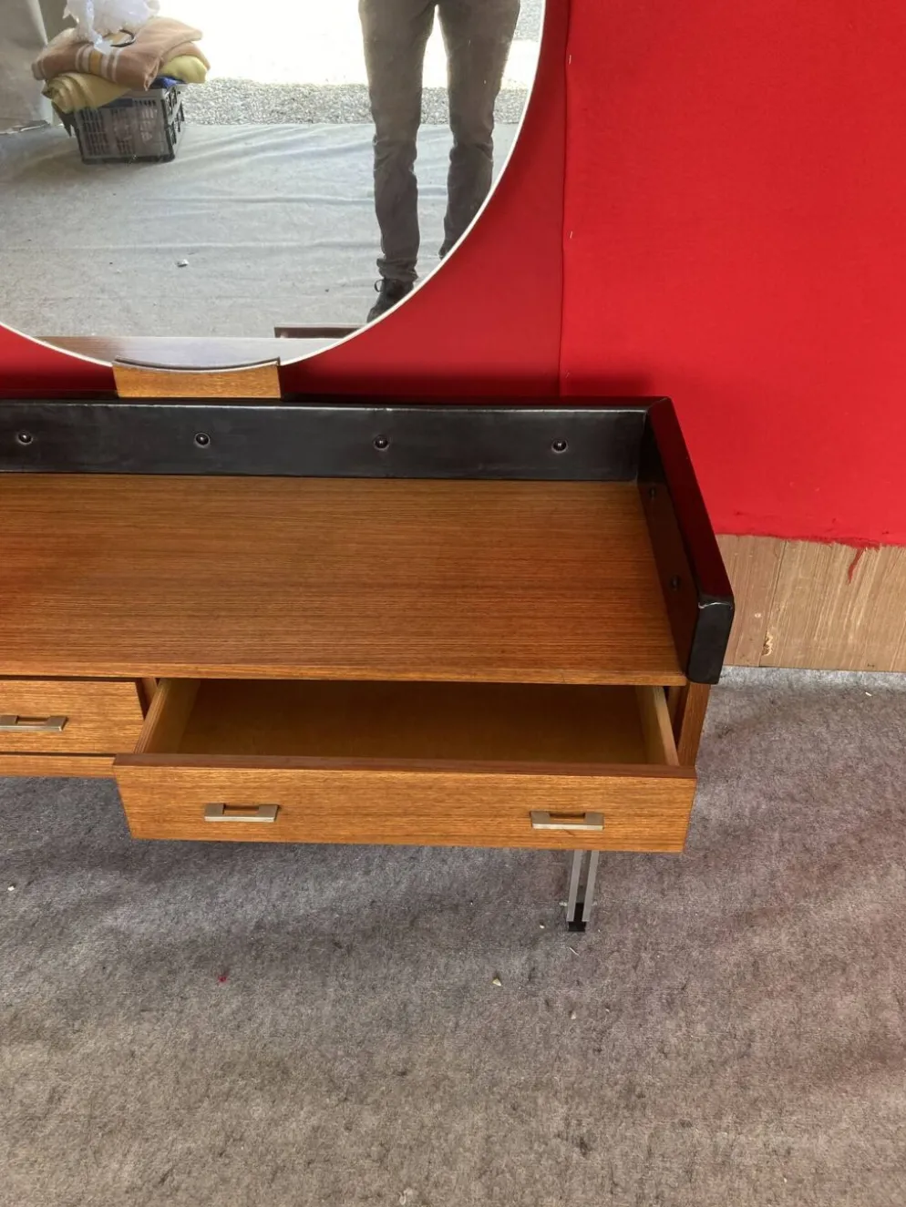 Coiffeuse scandinave en teck avec un grand miroir rond