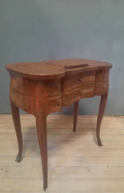 Coiffeuse style Louis XV formant table d accouchée