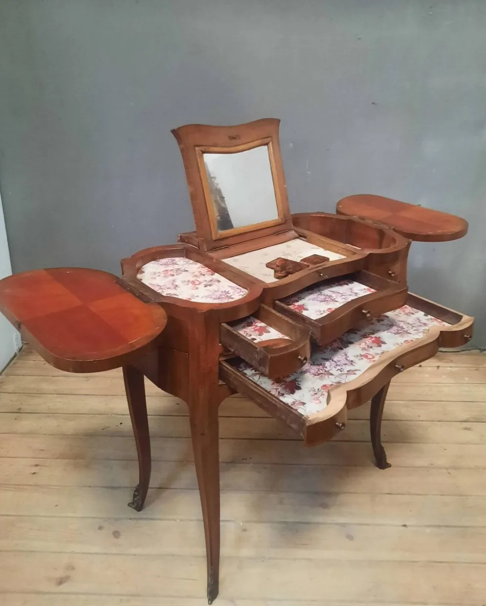 Coiffeuse style Louis XV formant table d accouchée