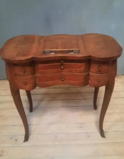 Coiffeuse style Louis XV formant table d accouchée