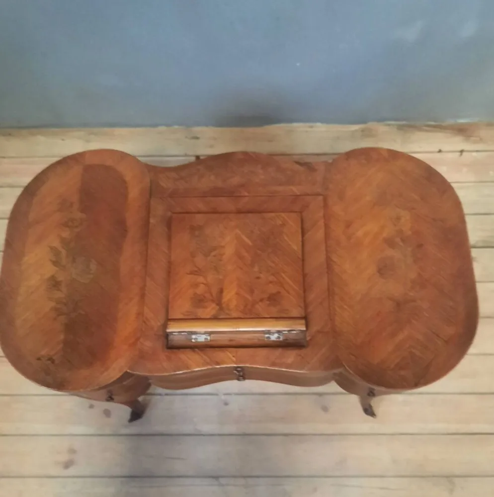 Coiffeuse style Louis XV formant table d accouchée