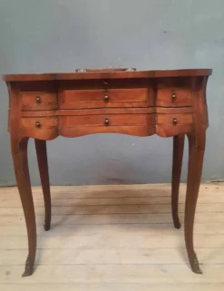 Coiffeuse style Louis XV formant table d accouchée