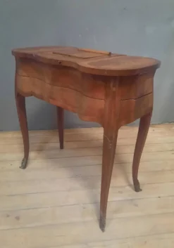 Coiffeuse style Louis XV formant table d accouchée
