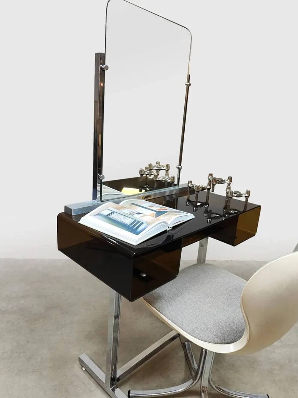 Coiffeuses vintage, tables de toilette « style Space Age »