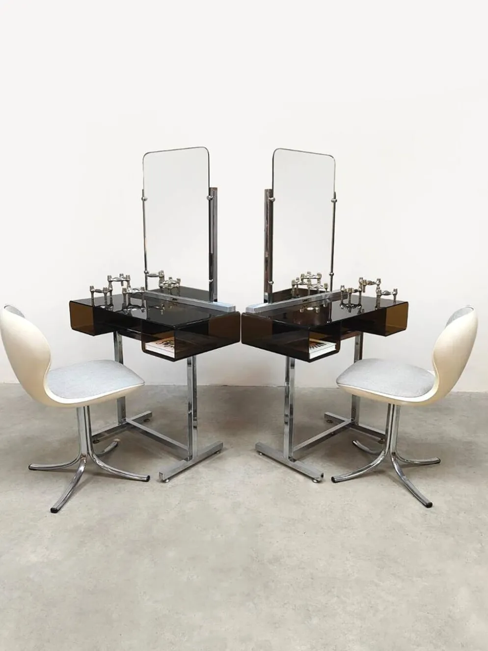Coiffeuses vintage, tables de toilette « style Space Age »