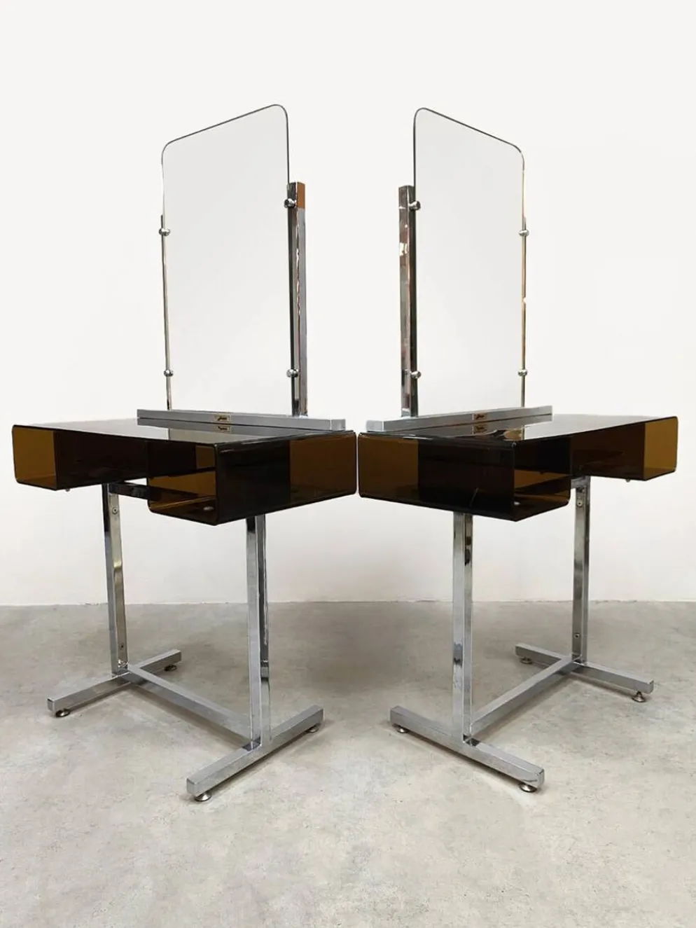 Coiffeuses vintage, tables de toilette « style Space Age »