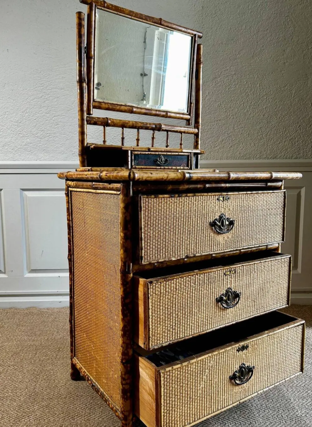 Coiffeuse victorienne 3 tiroirs en bambou tigré, rotin et chinoiserie, Angleterre années 1880