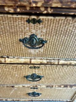 Coiffeuse victorienne 3 tiroirs en bambou tigré, rotin et chinoiserie, Angleterre années 1880