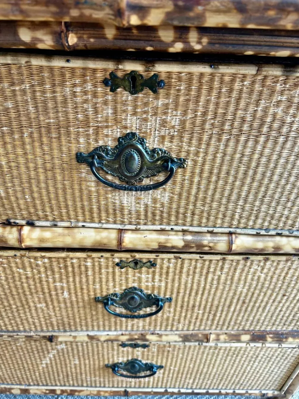 Coiffeuse victorienne 3 tiroirs en bambou tigré, rotin et chinoiserie, Angleterre années 1880