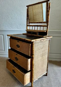 Coiffeuse victorienne 3 tiroirs en bambou tigré, rotin et chinoiserie, Angleterre années 1880