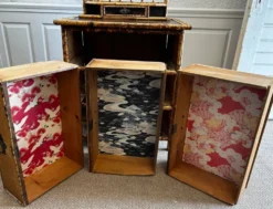 Coiffeuse victorienne 3 tiroirs en bambou tigré, rotin et chinoiserie, Angleterre années 1880