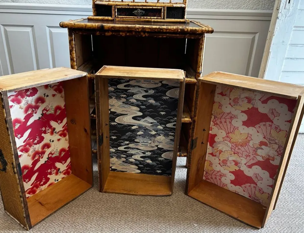 Coiffeuse victorienne 3 tiroirs en bambou tigré, rotin et chinoiserie, Angleterre années 1880