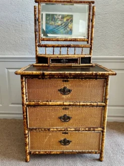 Coiffeuse victorienne 3 tiroirs en bambou tigré, rotin et chinoiserie, Angleterre années 1880
