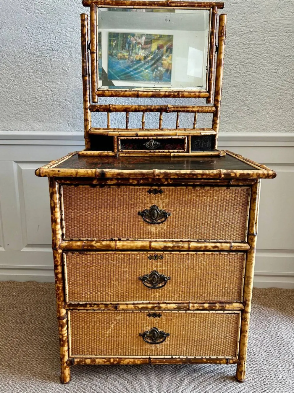 Coiffeuse victorienne 3 tiroirs en bambou tigré, rotin et chinoiserie, Angleterre années 1880