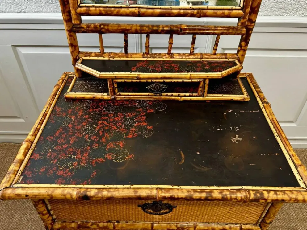 Coiffeuse victorienne 3 tiroirs en bambou tigré, rotin et chinoiserie, Angleterre années 1880