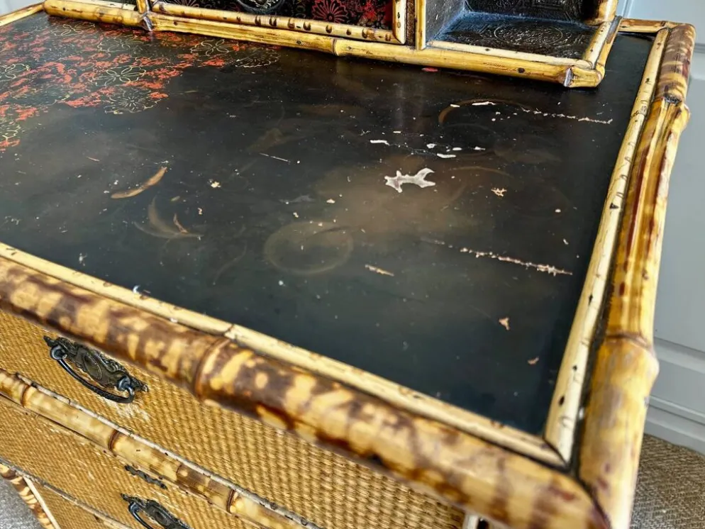 Coiffeuse victorienne 3 tiroirs en bambou tigré, rotin et chinoiserie, Angleterre années 1880