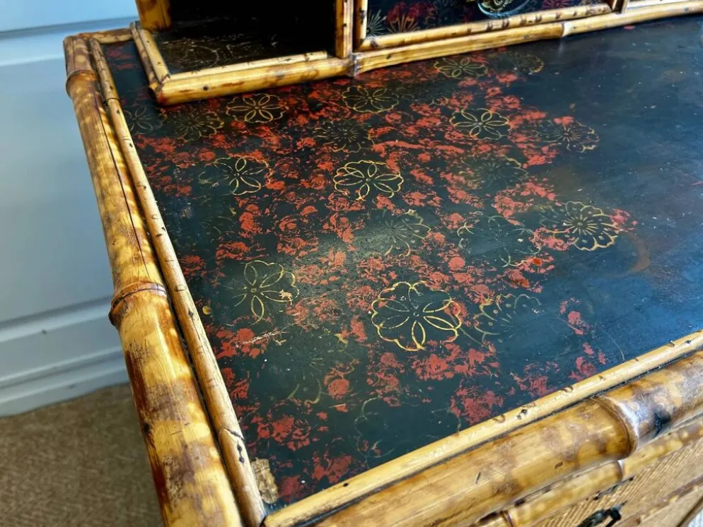 Coiffeuse victorienne 3 tiroirs en bambou tigré, rotin et chinoiserie, Angleterre années 1880