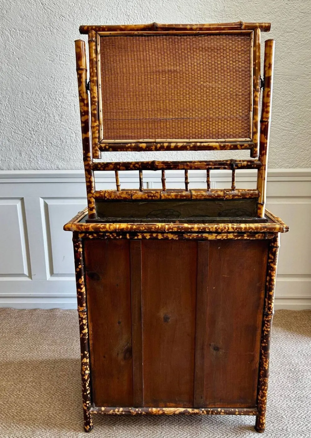 Coiffeuse victorienne 3 tiroirs en bambou tigré, rotin et chinoiserie, Angleterre années 1880