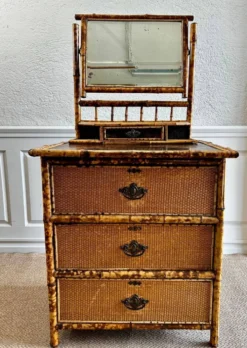 Coiffeuse victorienne 3 tiroirs en bambou tigré, rotin et chinoiserie, Angleterre années 1880