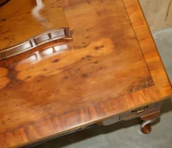 Coiffeuse vintage anglaise en noyer burr avec miroir et chaise