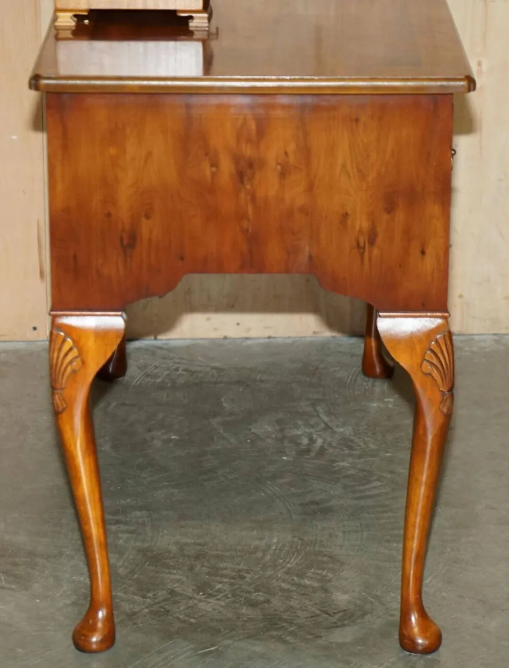 Coiffeuse vintage anglaise en noyer burr avec miroir et chaise