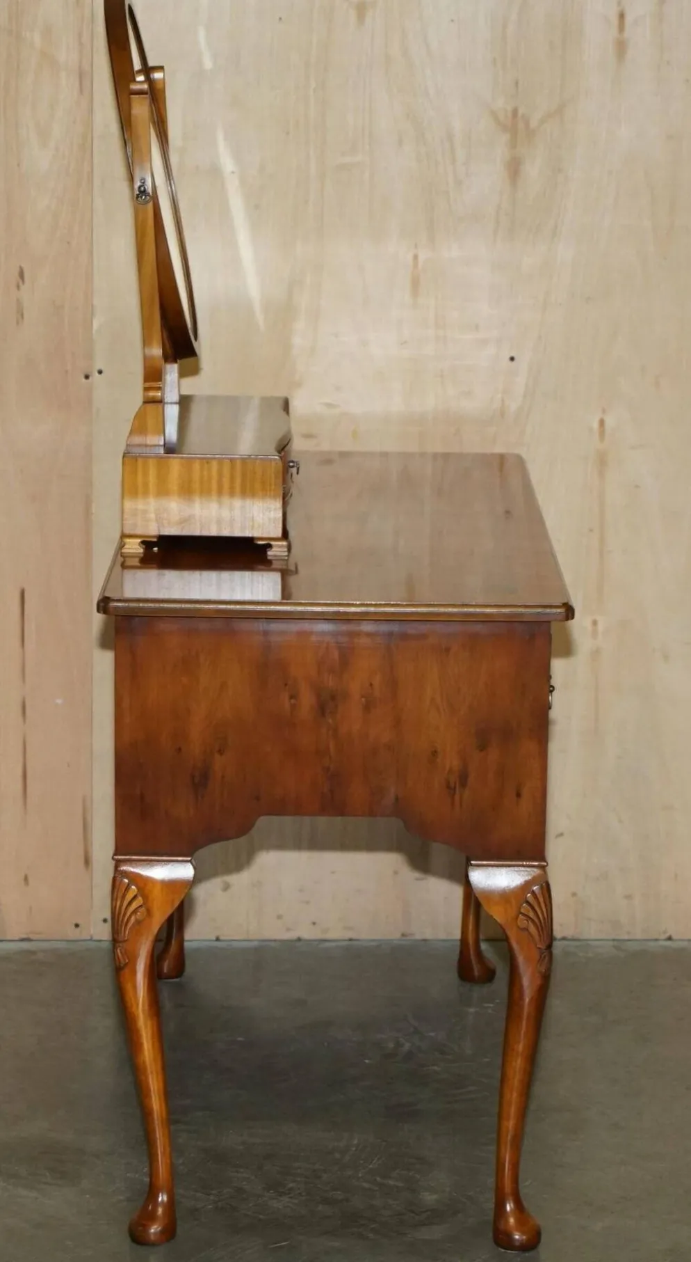 Coiffeuse vintage anglaise en noyer burr avec miroir et chaise