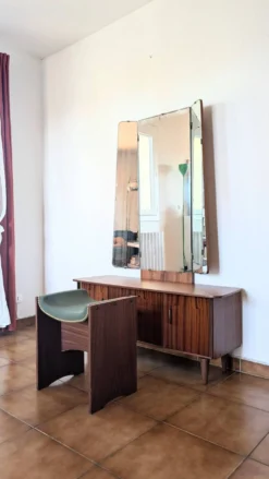 Coiffeuse vintage années 70 avec miroir triptyque & banc assorti