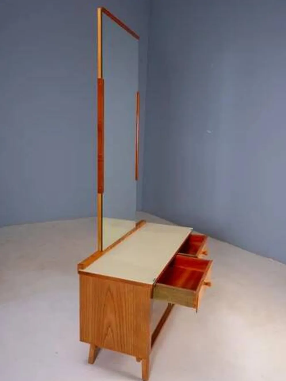 Coiffeuse vintage avec placage de noyer, grand miroir et armoires de rangement, milieu du 20e siècle, tchécoslovaque, 38 x 82 x 53 cm.
