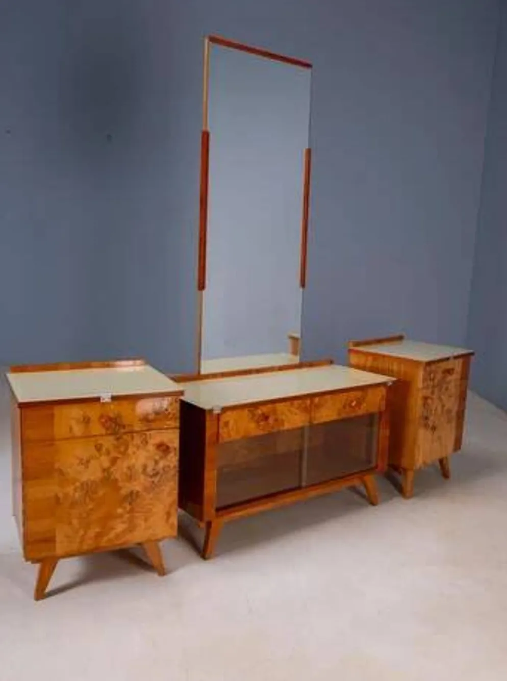 Coiffeuse vintage avec placage de noyer, grand miroir et armoires de rangement, milieu du 20e siècle, tchécoslovaque, 38 x 82 x 53 cm.