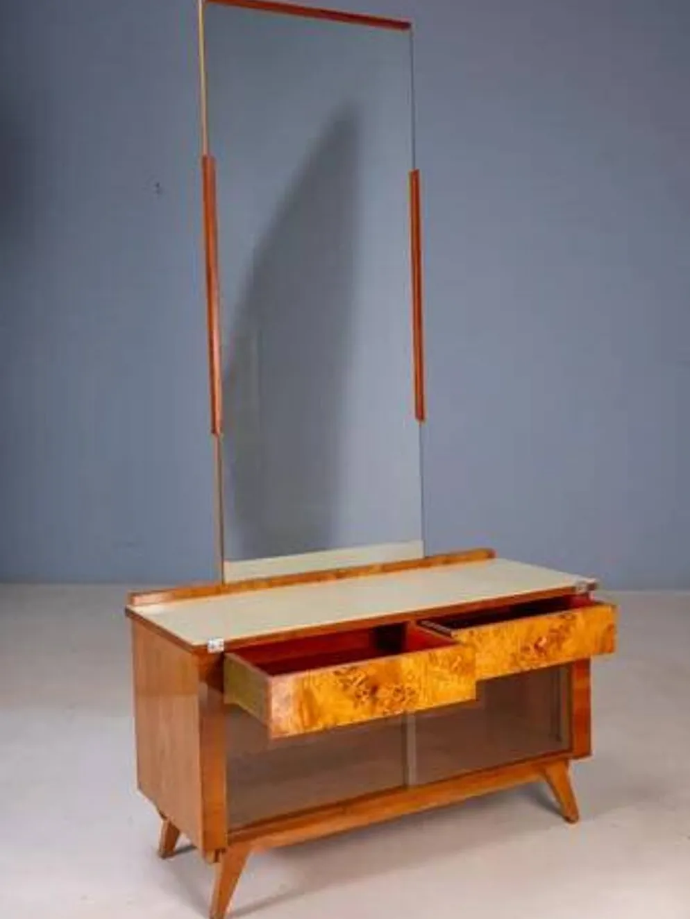 Coiffeuse vintage avec placage de noyer, grand miroir et armoires de rangement, milieu du 20e siècle, tchécoslovaque, 38 x 82 x 53 cm.
