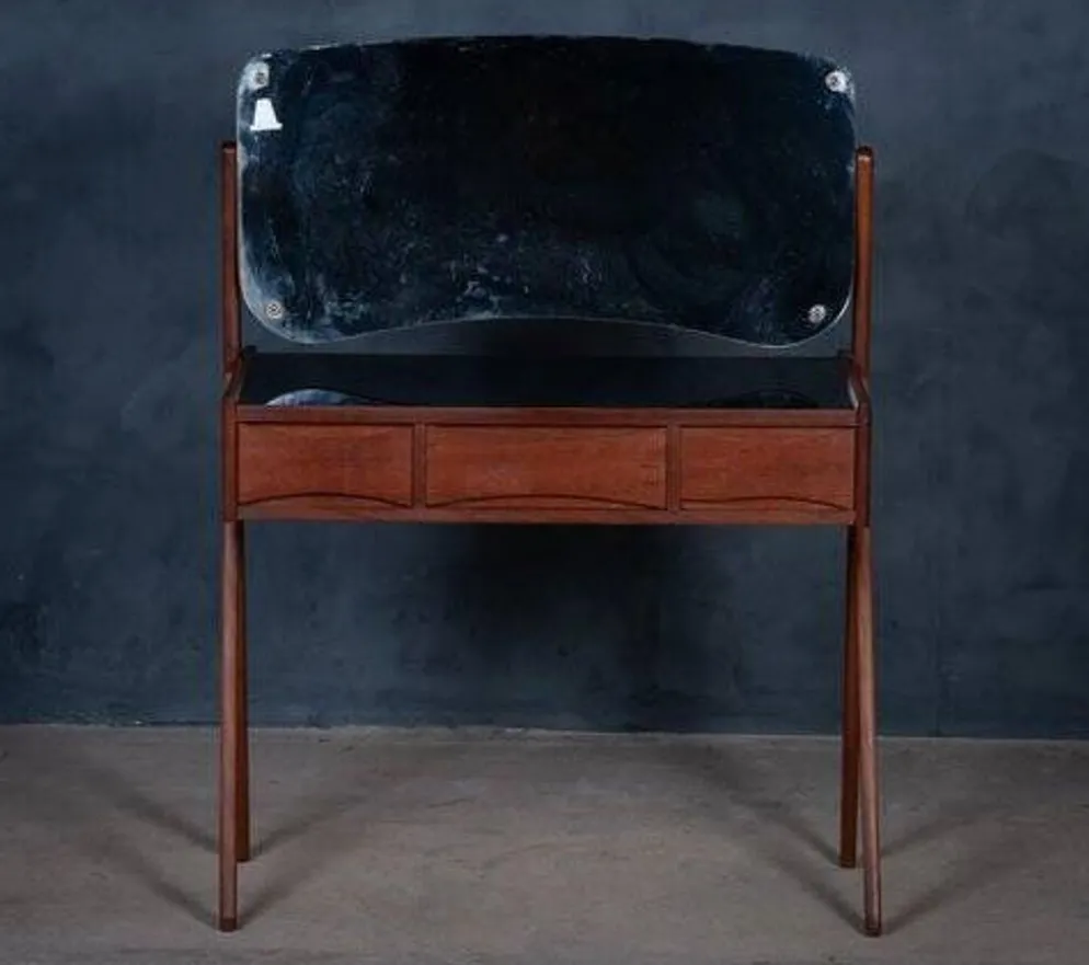 Coiffeuse vintage danoise de l'usine de meubles Ølholm, années 1960.