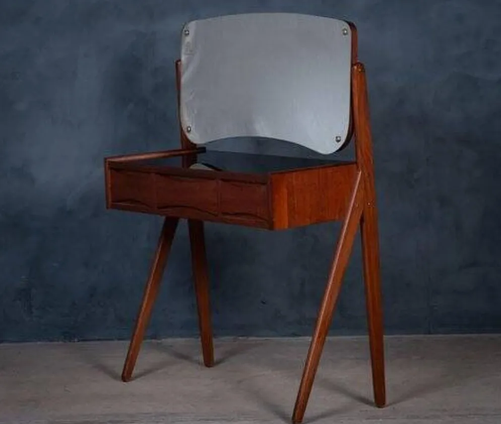 Coiffeuse vintage danoise de l'usine de meubles Ølholm, années 1960.