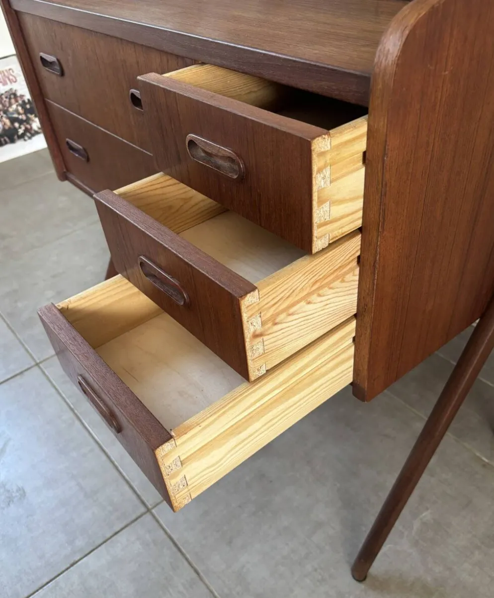 Coiffeuse vintage danoise en teck des années 60 estampillée Ag Spjel Kobber