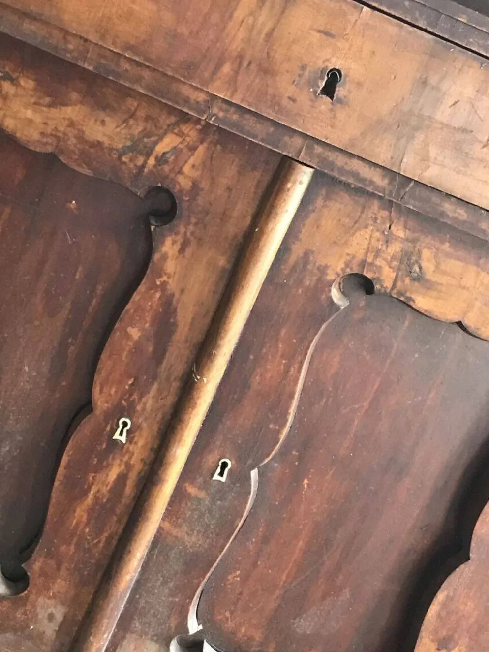 Coiffeuse vintage en pin marron à plateau peint, panneaux moulurés et serrures décoratives