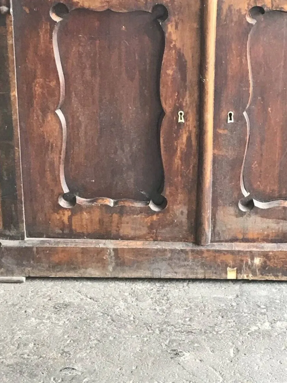 Coiffeuse vintage en pin marron à plateau peint, panneaux moulurés et serrures décoratives
