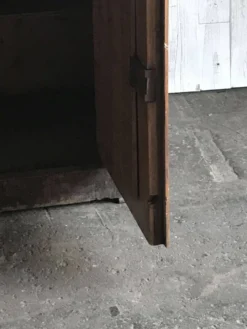Coiffeuse vintage en pin marron à plateau peint, panneaux moulurés et serrures décoratives