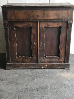 Coiffeuse vintage en pin marron à plateau peint, panneaux moulurés et serrures décoratives