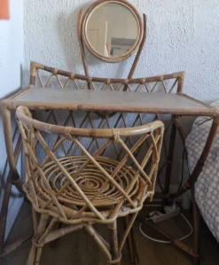 Coiffeuse vintage en rotin