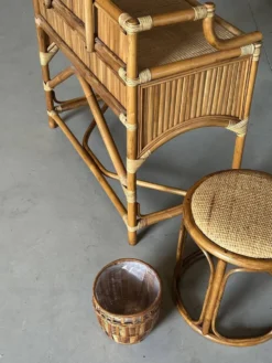 Coiffeuse vintage en rotin et ses accessoires