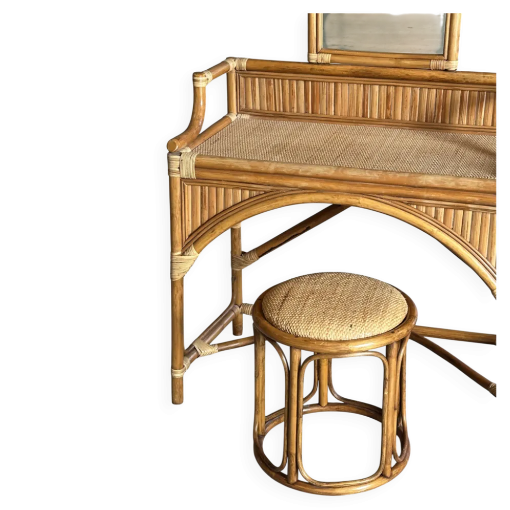 Coiffeuse vintage en rotin et ses accessoires