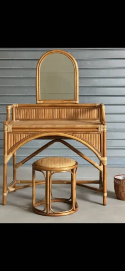 Coiffeuse vintage en rotin et ses accessoires
