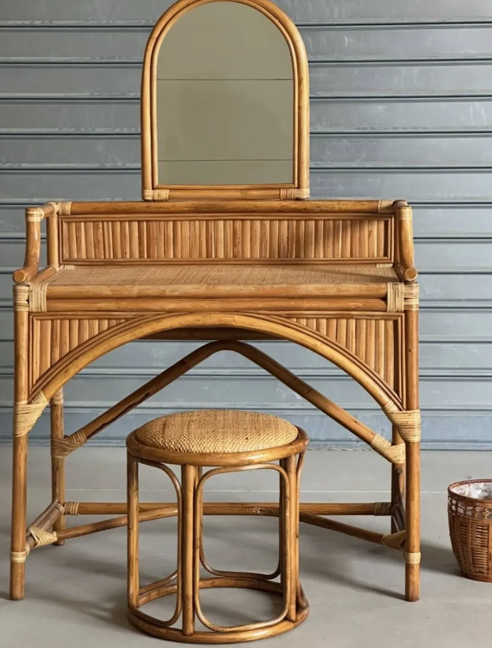 Coiffeuse vintage en rotin et ses accessoires